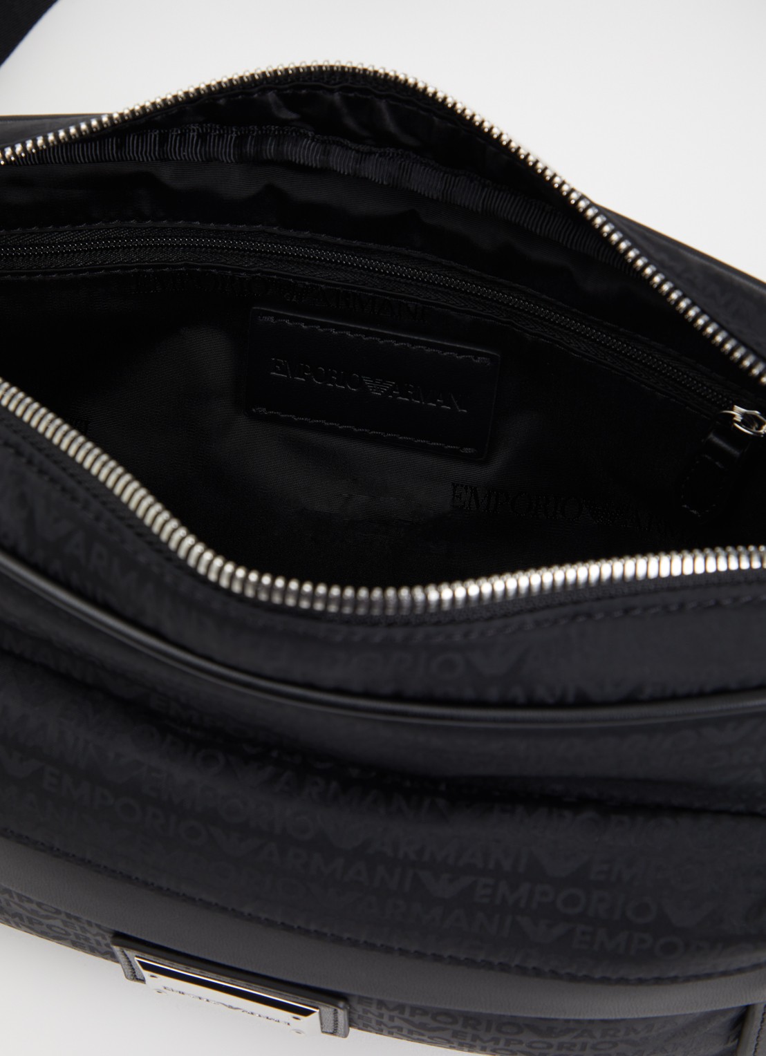 Armani Crossbodytas met logoprint en verstelbare schouderriem - detail 3 zwart