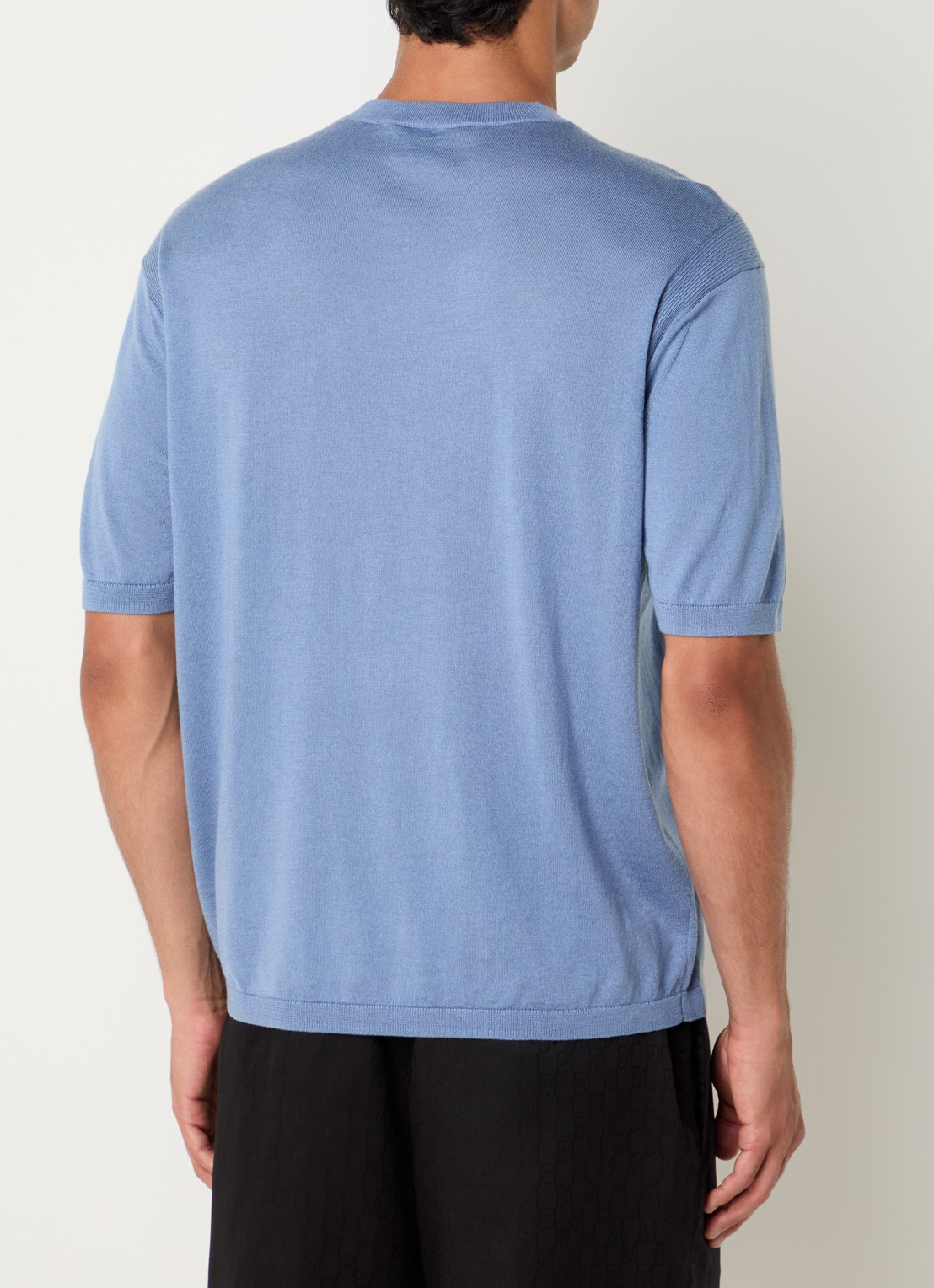 Armani Fijngebreid T-shirt in zijdeblend - achterkant 3 lichtblauw