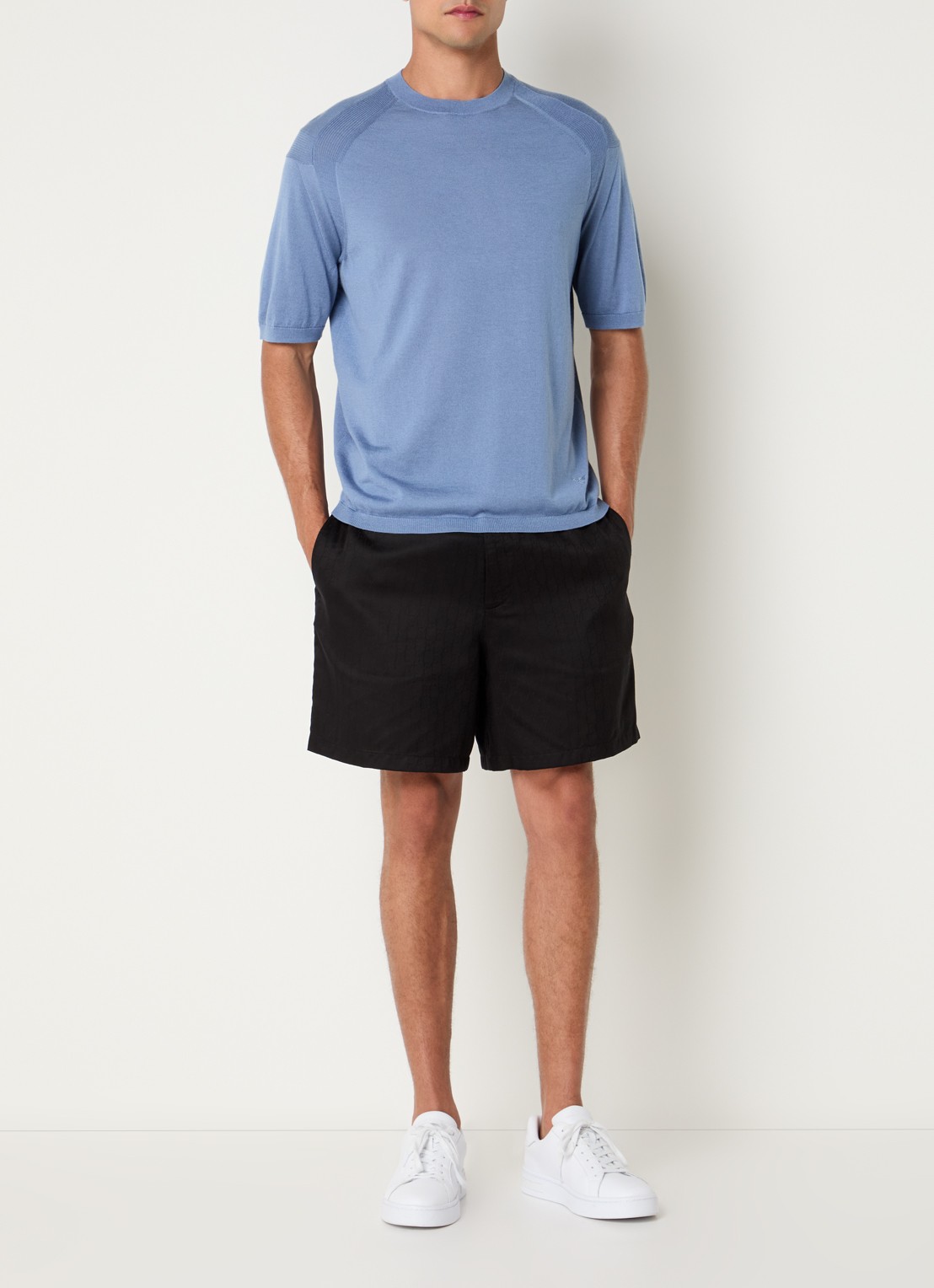 Armani Fijngebreid T-shirt in zijdeblend - voorkant 2 lichtblauw