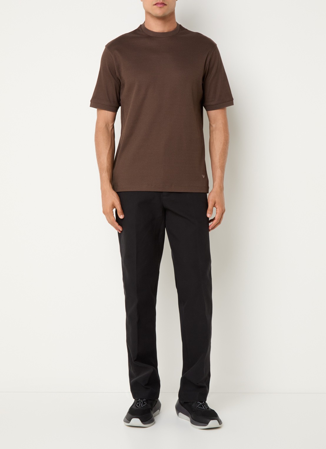 Armani Fijngebreid T-shirt met ingebreid patroon - voorkant 3 donkerbruin