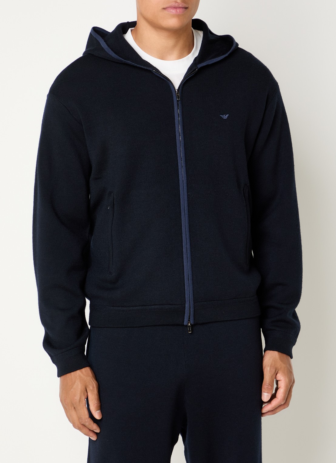 Armani Fijngebreid vest met capuchon en logo - detail donkerblauw