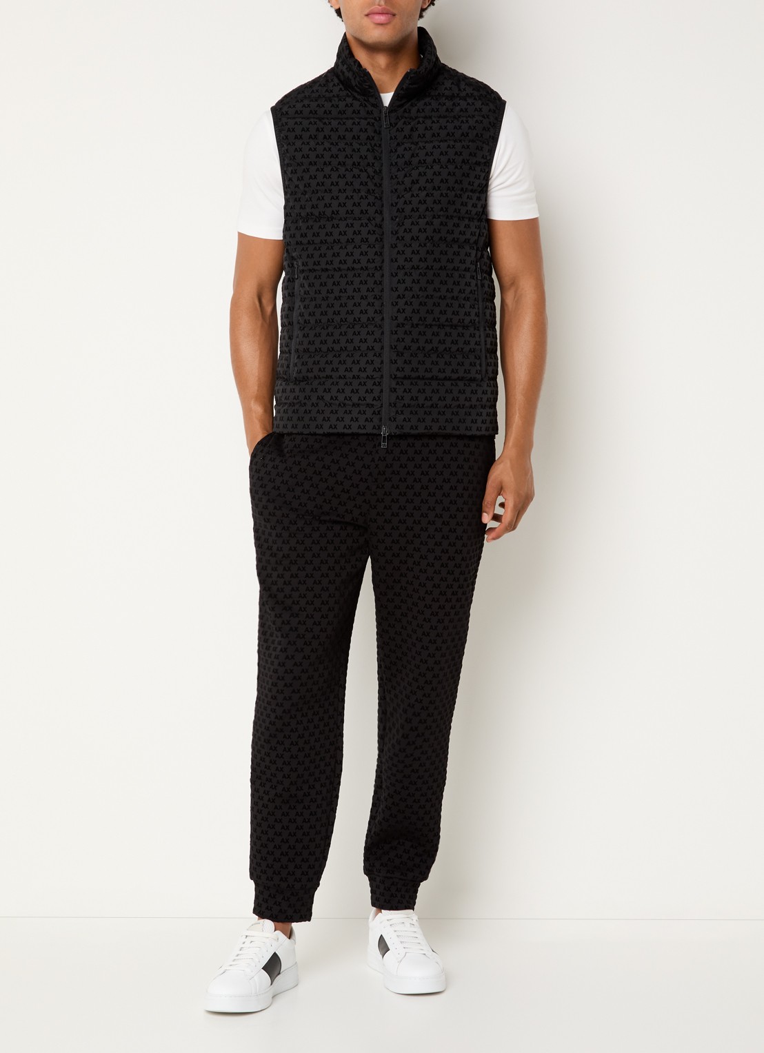 Armani Gewatteerde bodywarmer met donsvulling en flock logoprint - voorkant 2 black-uc001