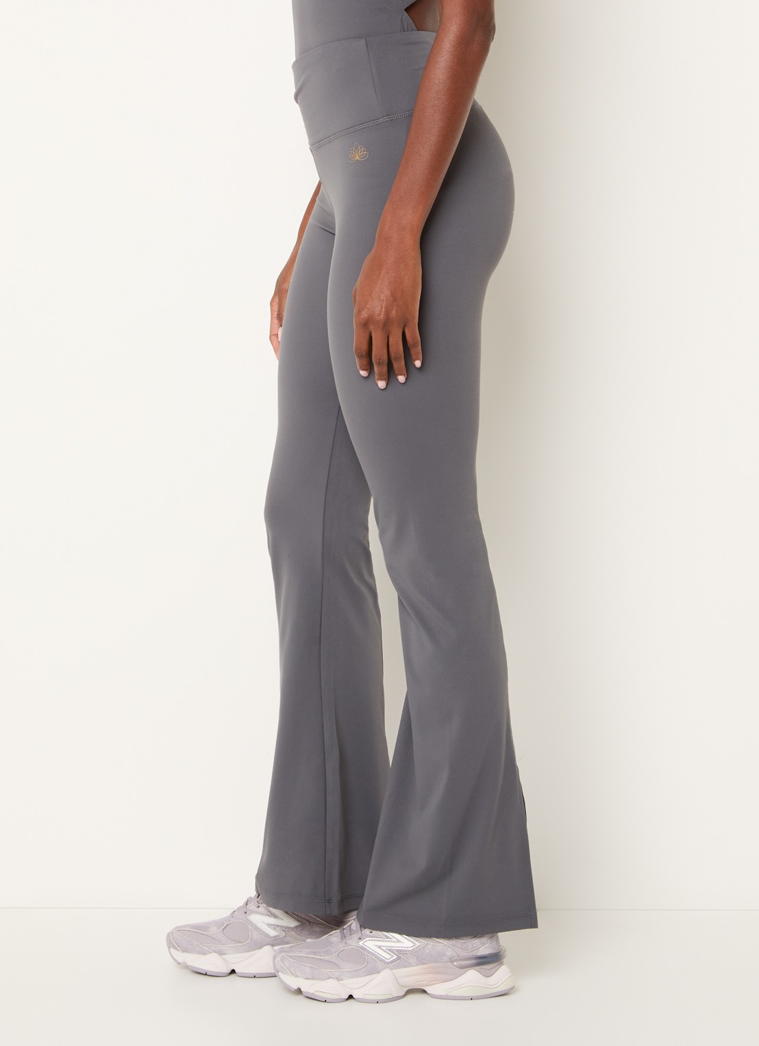 Armani High waist flared fit trainingsbroek - detail 5 lichtgrijs