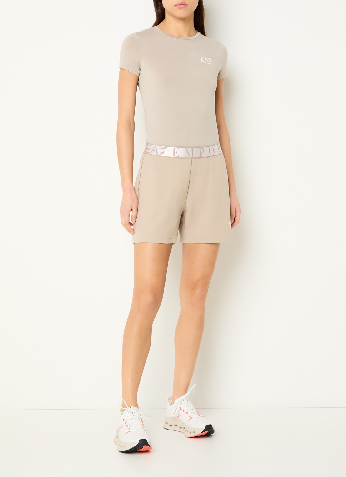 Armani High waist straight fit korte broek met logoband en steekzakken - voorkant 4 beige