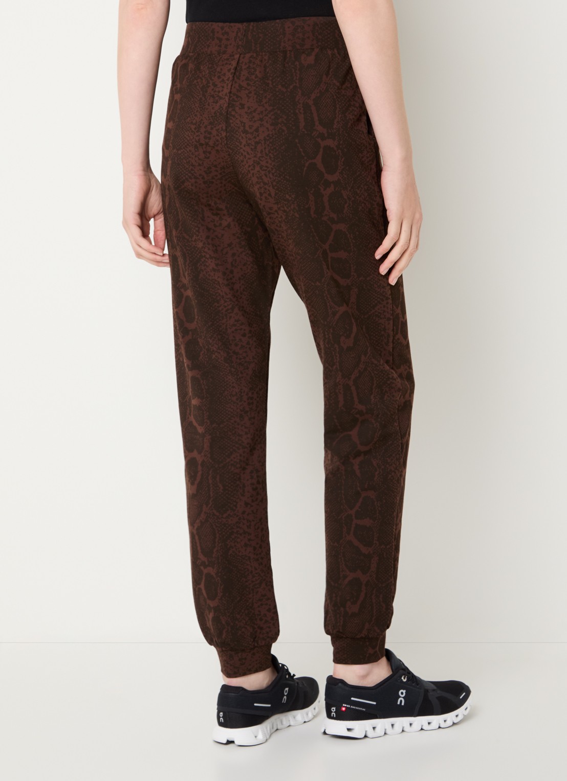 Armani High waist tapered fit joggingbroek met slangenprint - achterkant 3 bruin