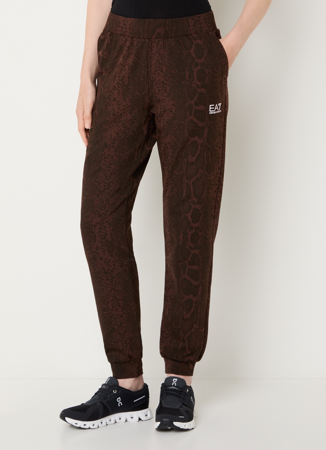 Armani High waist tapered fit joggingbroek met slangenprint - detail 4 bruin