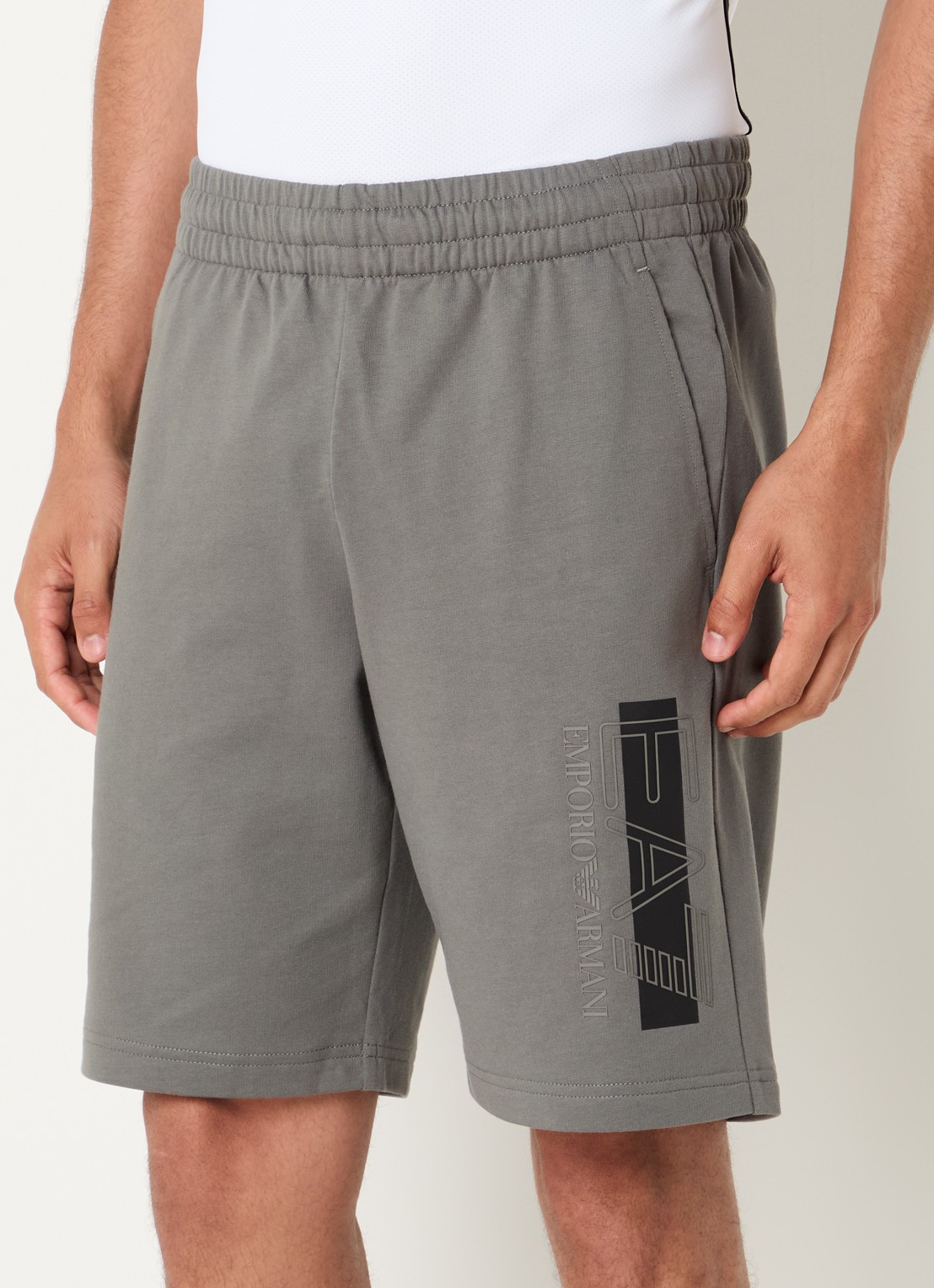 Armani Loose fit korte joggingbroek met logo - detail 3 middengrijs