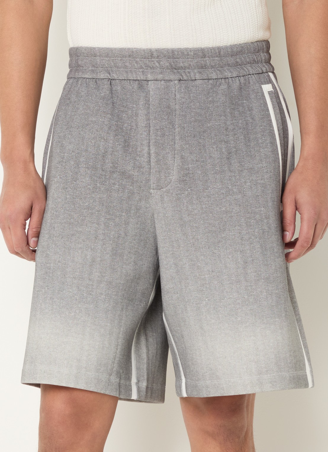 Armani Mid waist straight fit korte broek met paspelzakken - detail 4 lichtgrijs