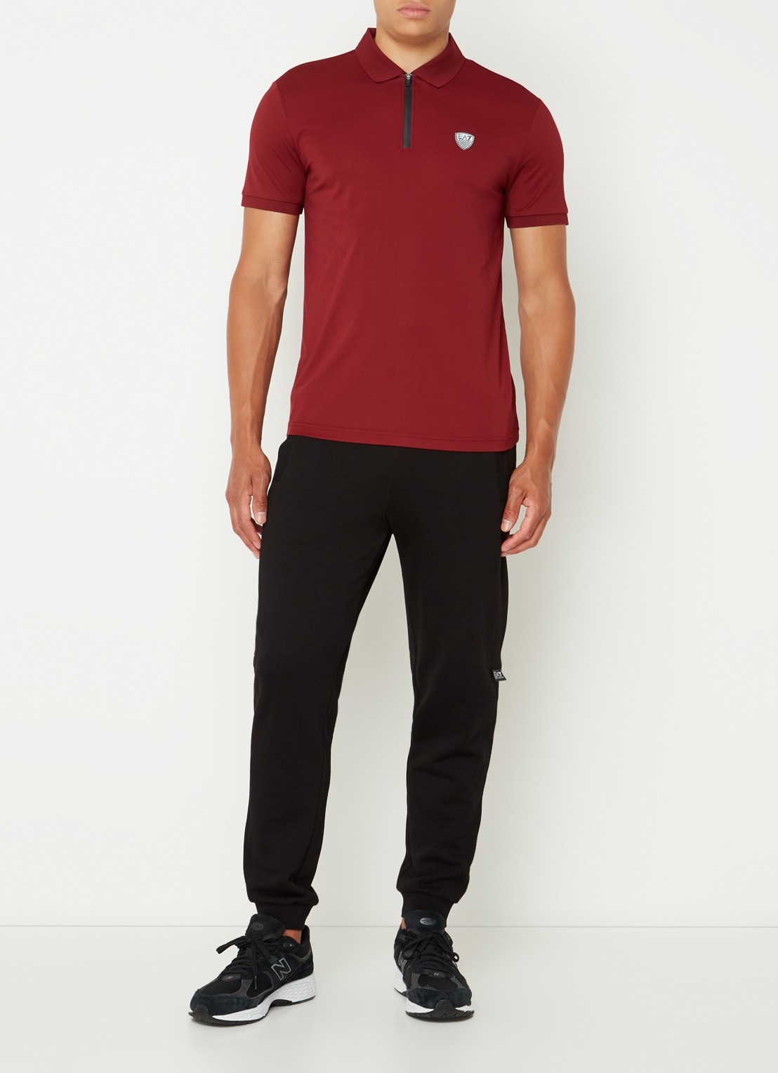 Armani Regular fit polo met logo en halve rits - voorkant 2 kastanjebruin