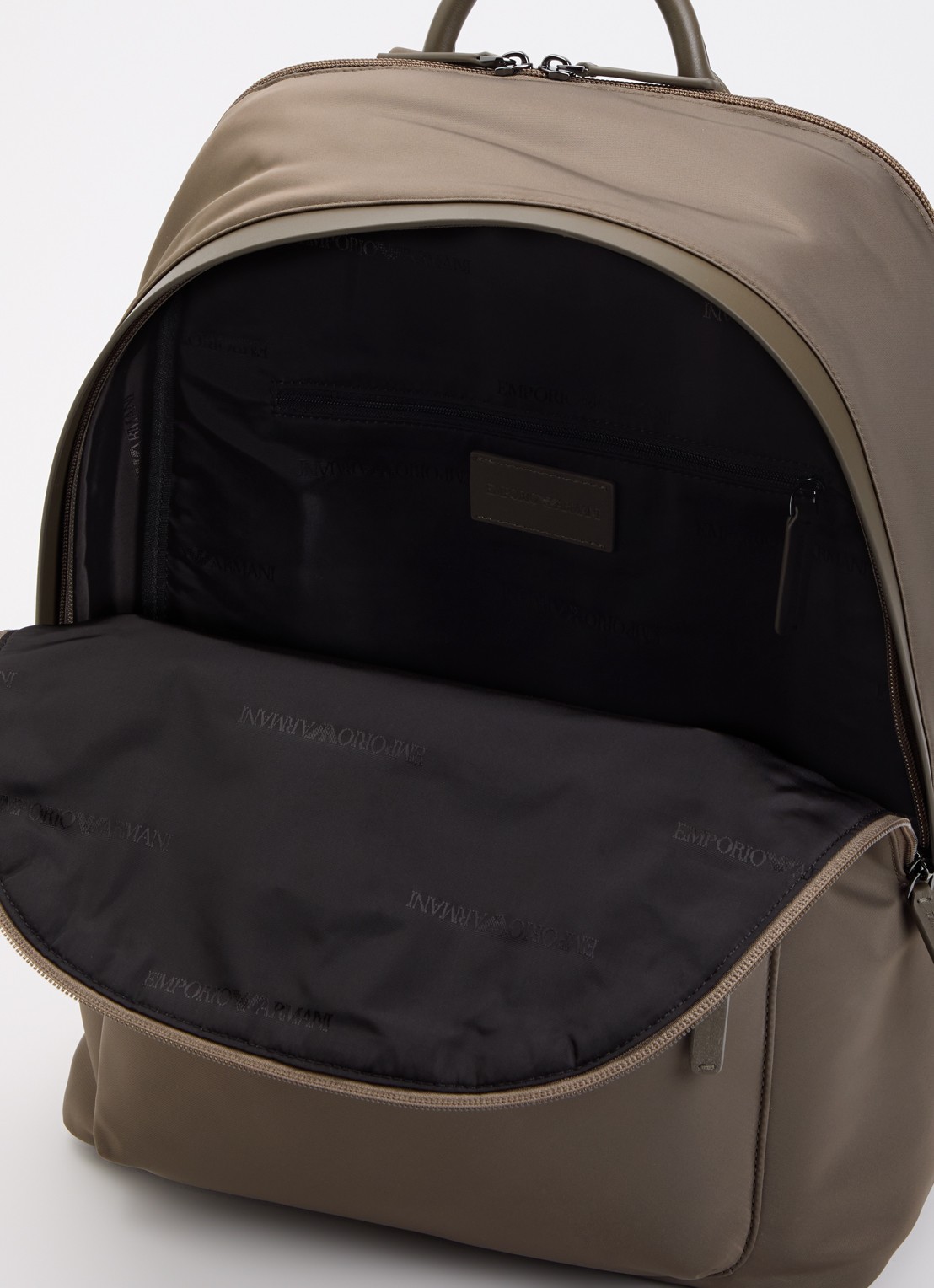 Armani Rugzak met 13 inch laptopvak - detail lichtbruin