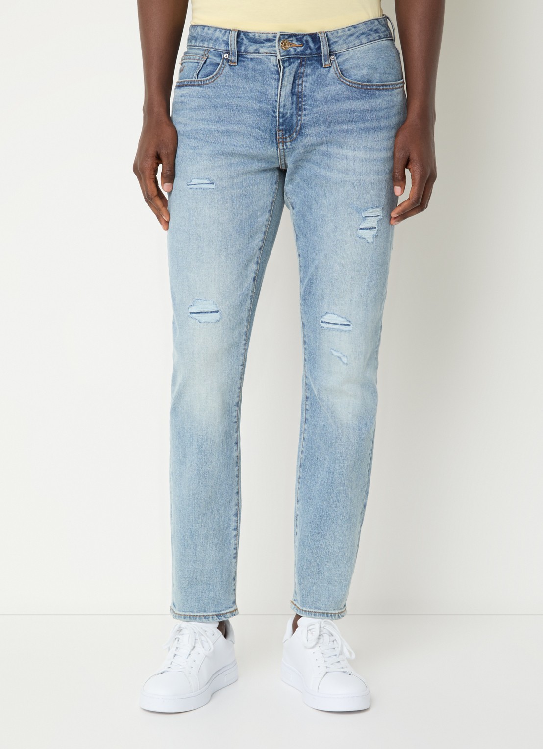 Armani Slim fit jeans met donkere wassing - detail lichtblauw