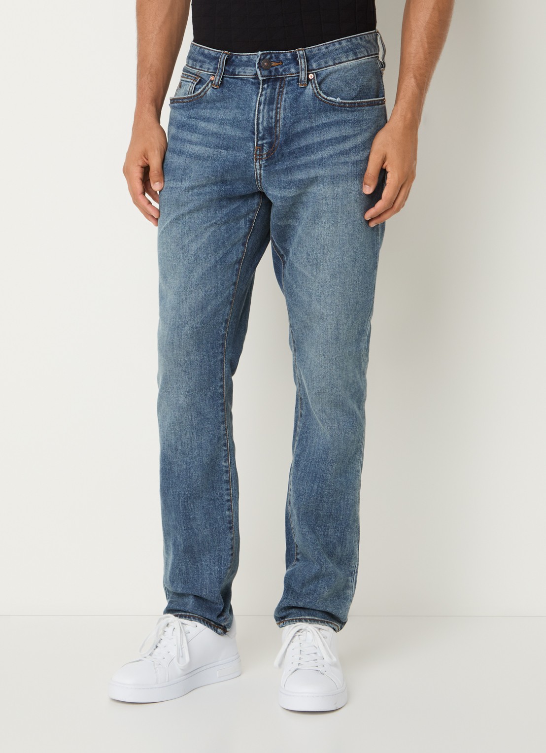 Armani Slim fit jeans met medium wassing - detail medium blue denim-mb002