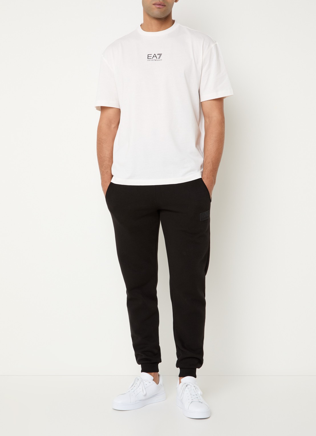 Armani Slim fit joggingbroek met logo en steekzakken - voorkant 2 zwart