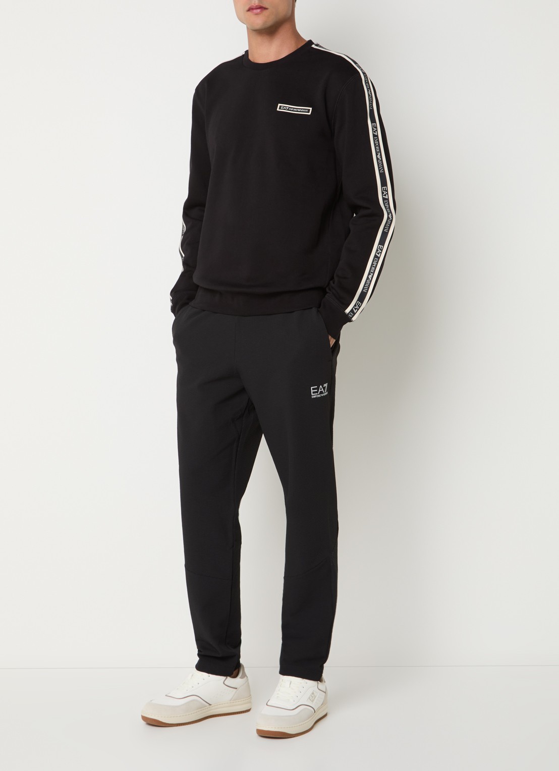 Armani Slim fit joggingbroek met logo en steekzakken - voorkant 5 zwart