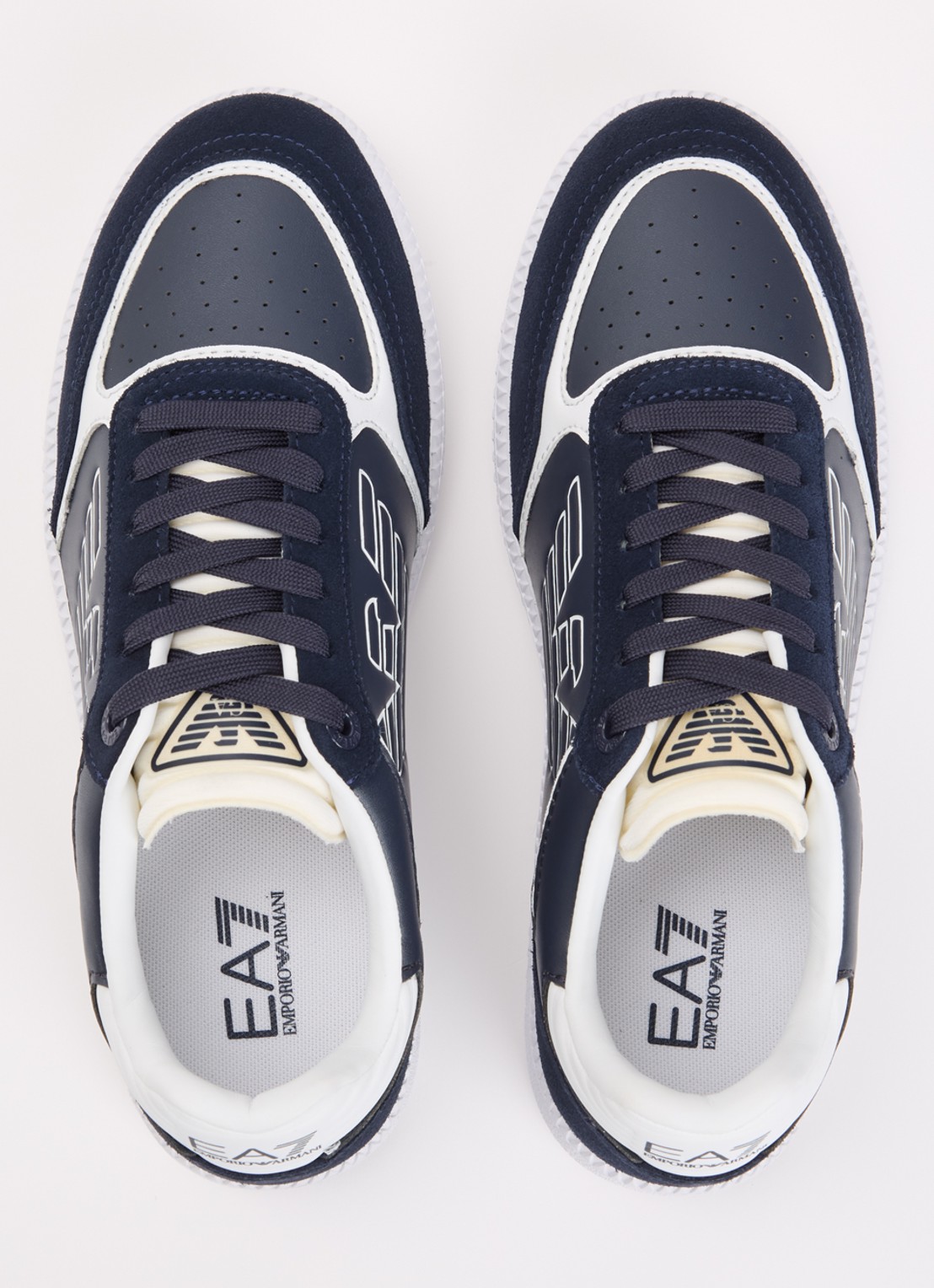 Armani Sneaker van leer met suède details - detail 4 donkerblauw