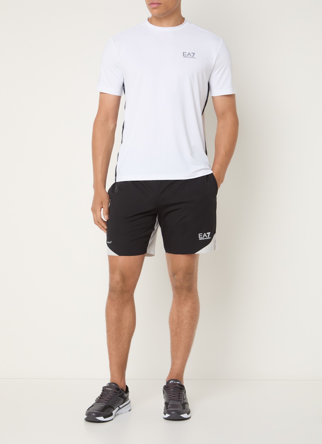 Armani Straight fit korte broek met logo en steekzakken - voorkant 2 zwart