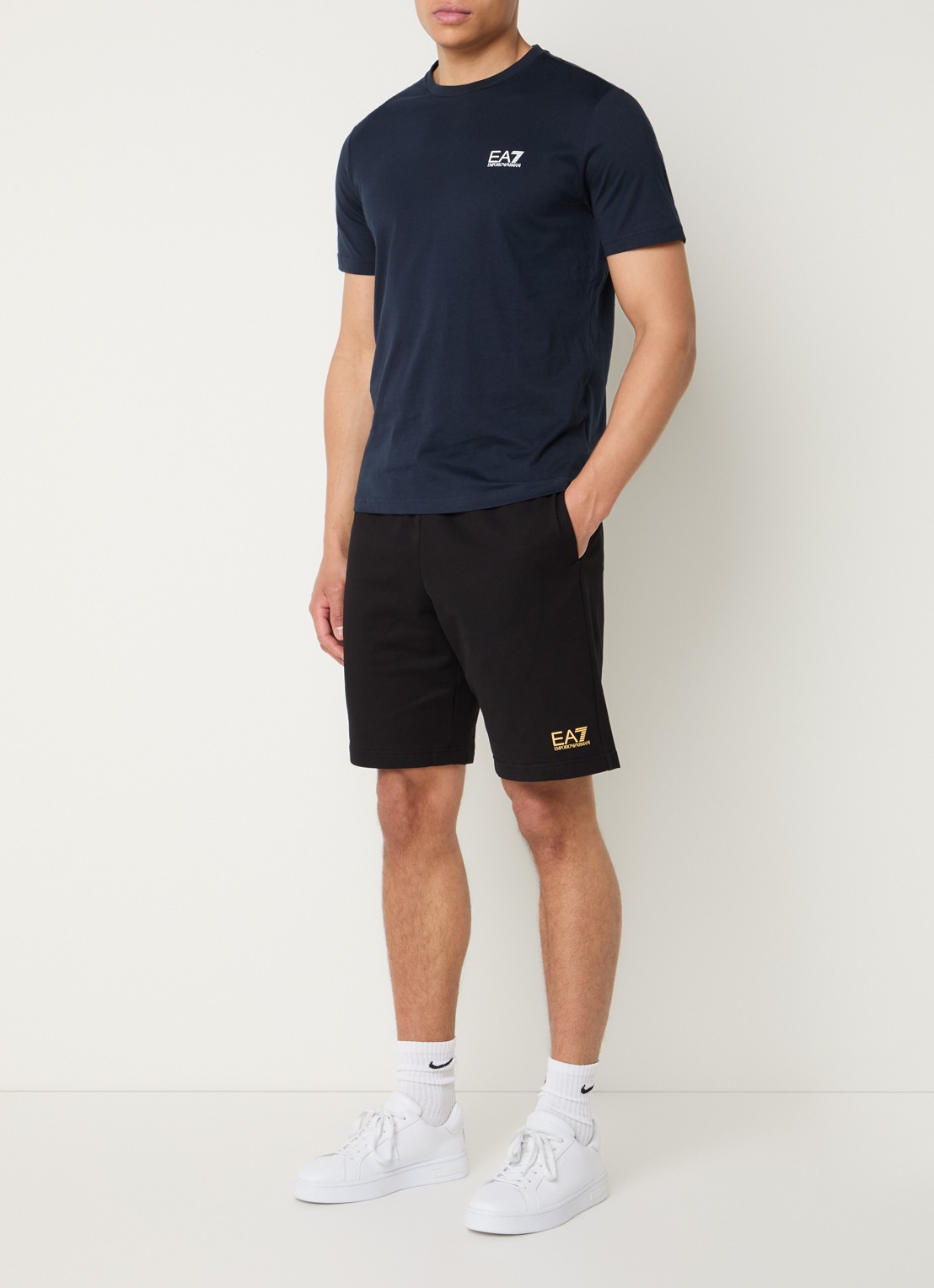 Armani Straight fit korte broek met logo en steekzakken - voorkant 4 zwart