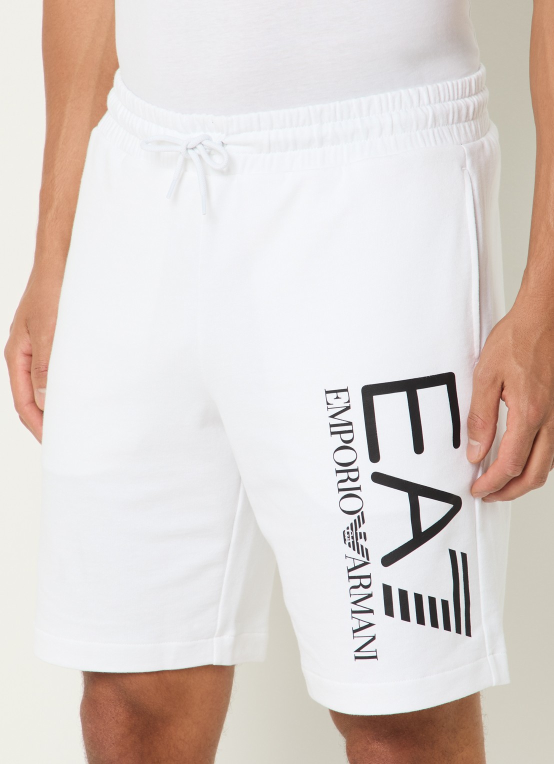 Armani Straight fit korte joggingbroek met logo en steekzakken - detail 3 wit