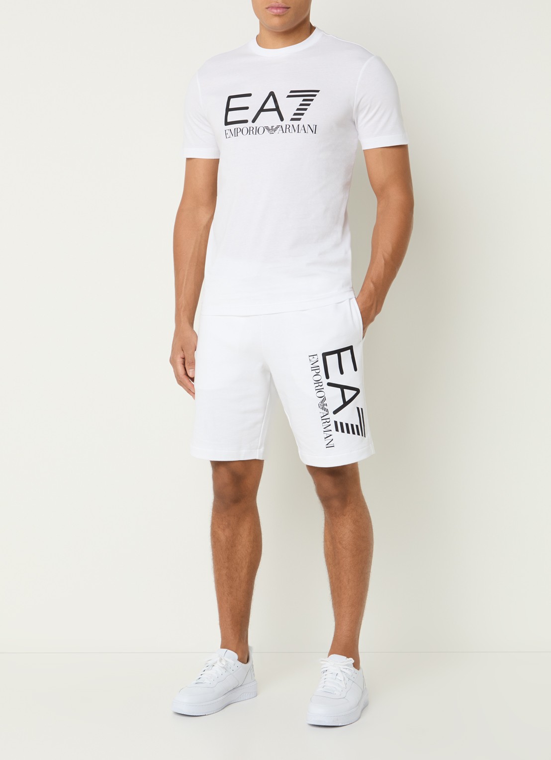 Armani Straight fit korte joggingbroek met logo en steekzakken - voorkant 2 wit
