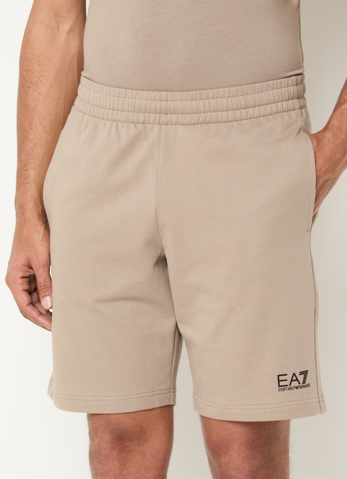 Armani Straight fit korte joggingbroek met logo  - detail 4 beige
