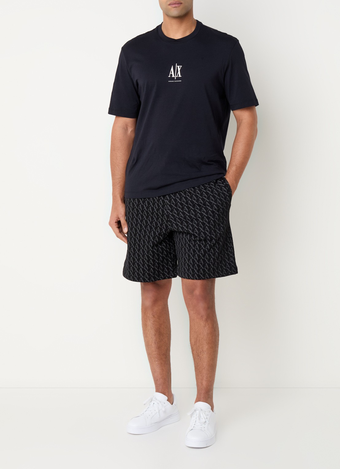 Armani Straight fit korte joggingbroek met logoprint en trekkoord - voorkant 3 zwart