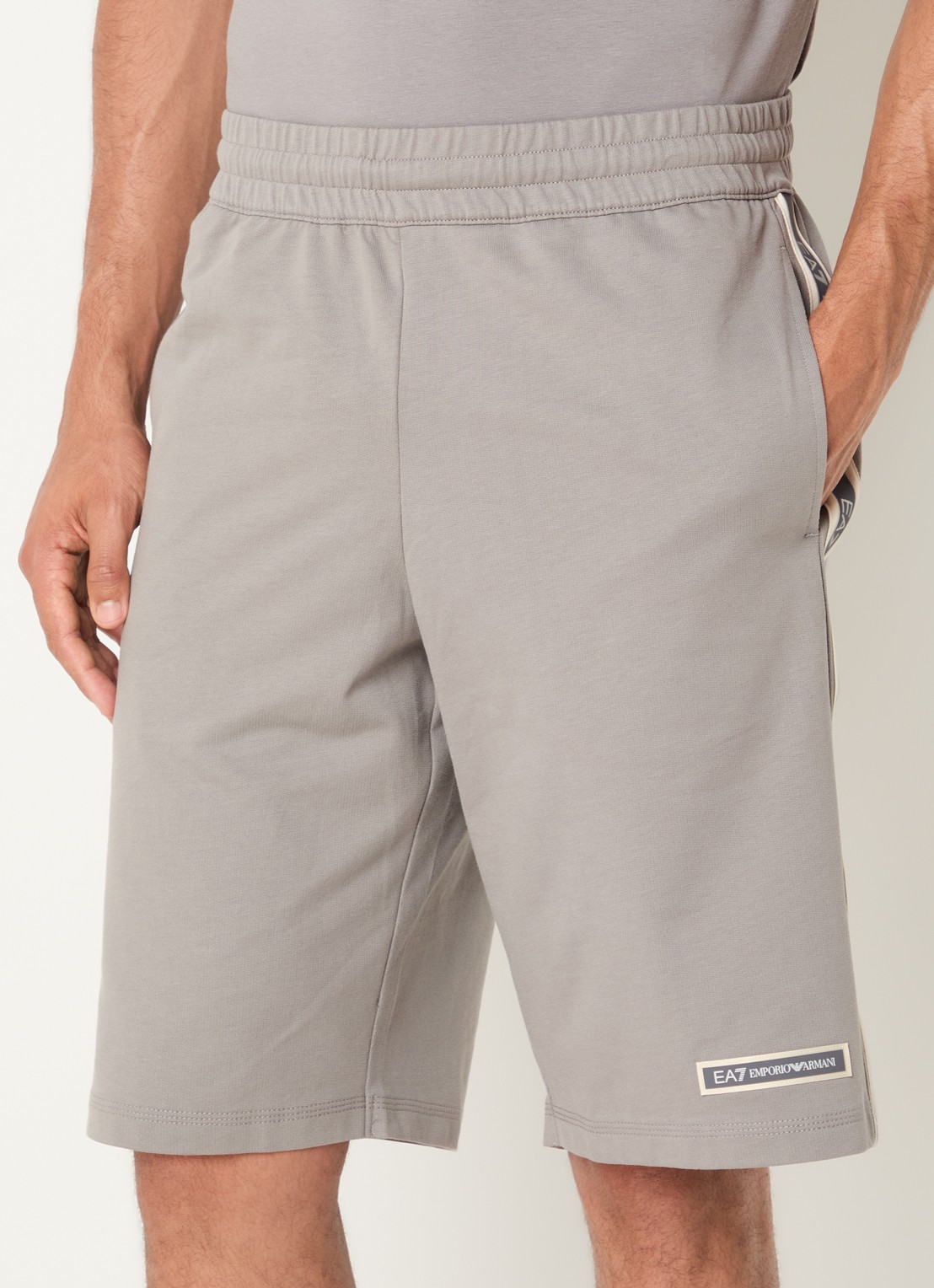 Armani Straight fit korte joggingbroek met logoprint - detail 4 blauw