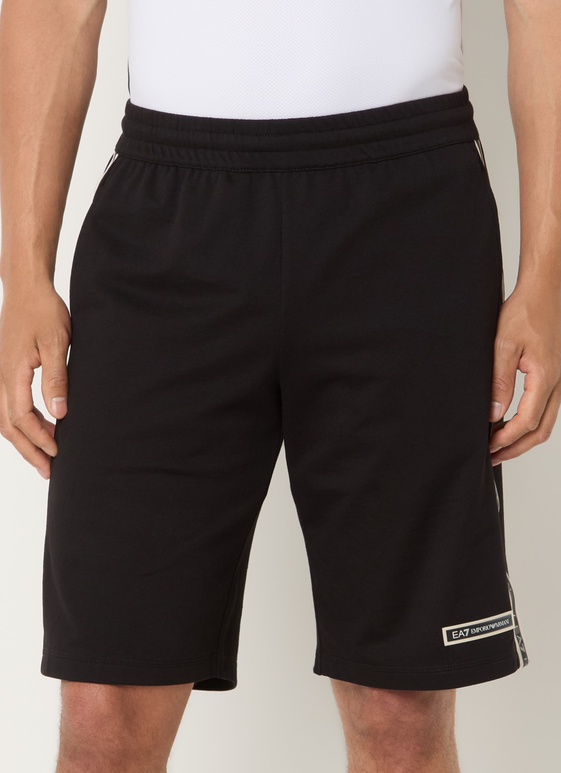 Armani Straight fit korte joggingbroek met logoprint - detail 4 zwart