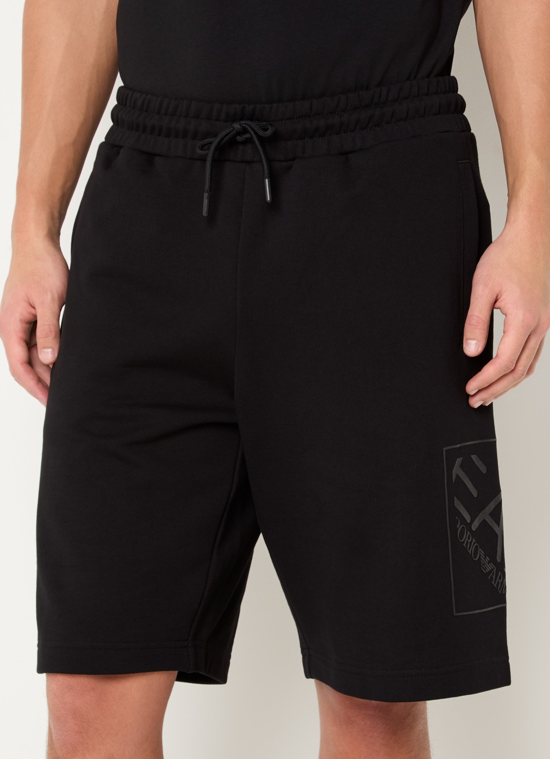 Armani Straight fit korte joggingsbroek met logo en steekzakken - detail zwart
