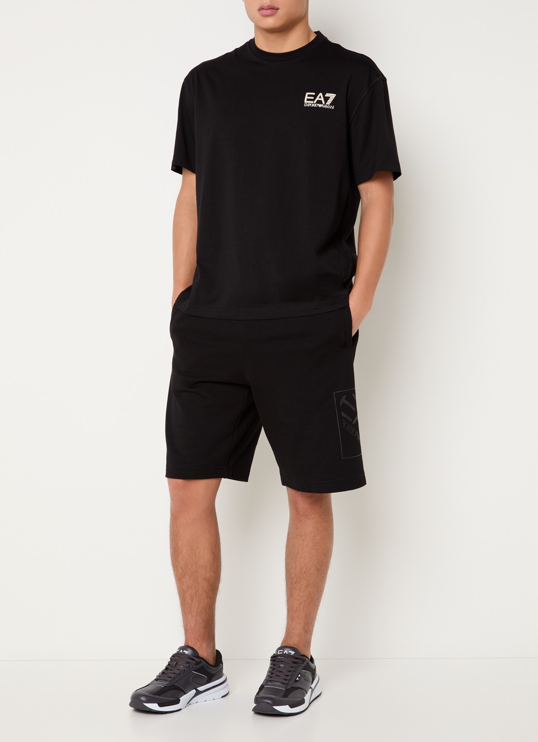 Armani Straight fit korte joggingsbroek met logo en steekzakken - voorkant 5 zwart