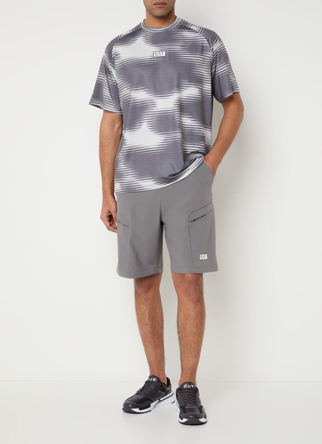 Armani Straight fit korte trainingsbroek met logo - voorkant 4 grijs