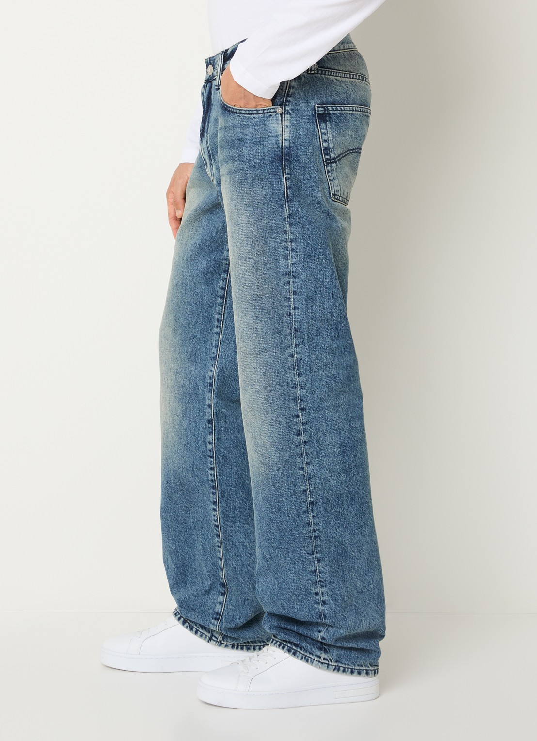 Armani Straight leg jeans met donkere wassing - detail 5 blauw
