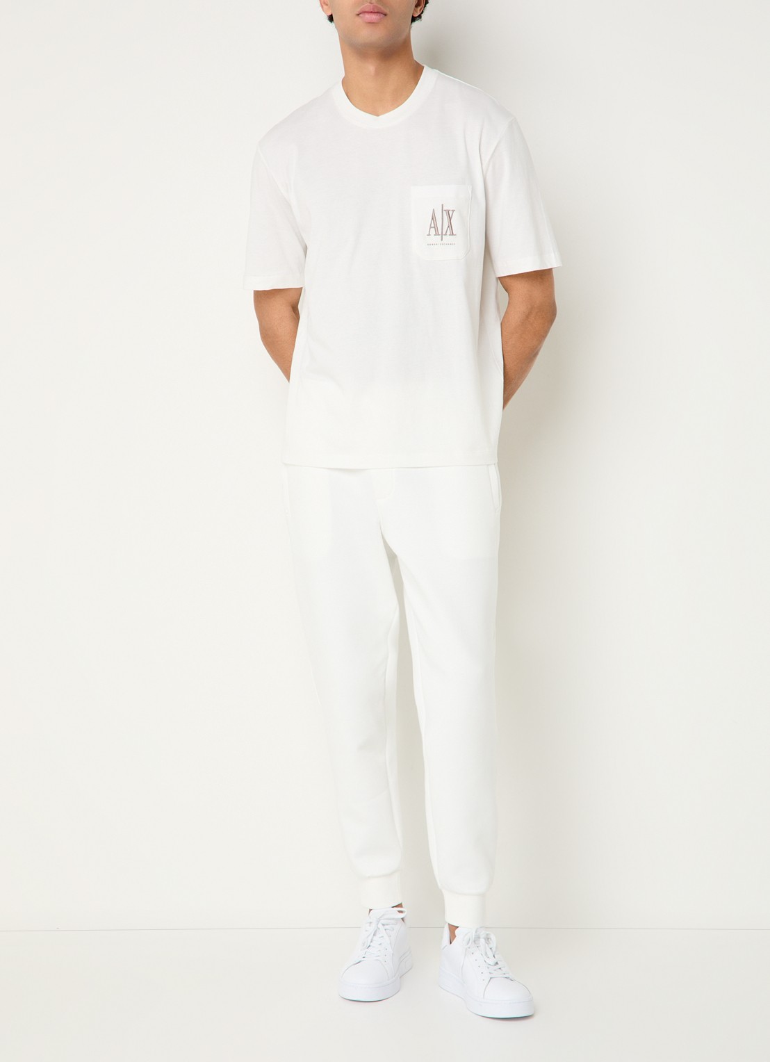 Armani T-shirt met borstzak en logoborduring - voorkant 3 gebroken wit