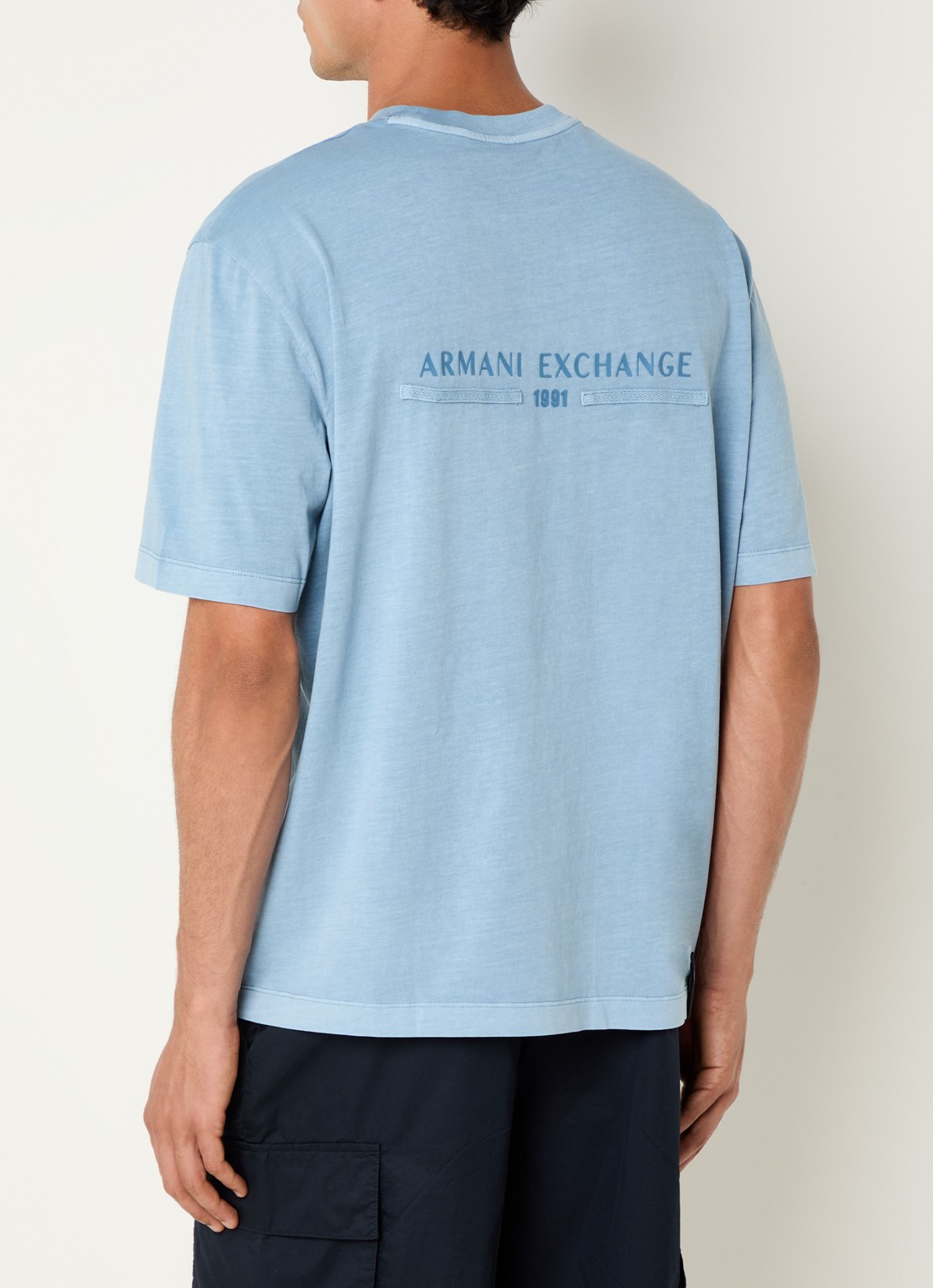 Armani T-shirt met logo- en backprint - detail 4 lichtblauw