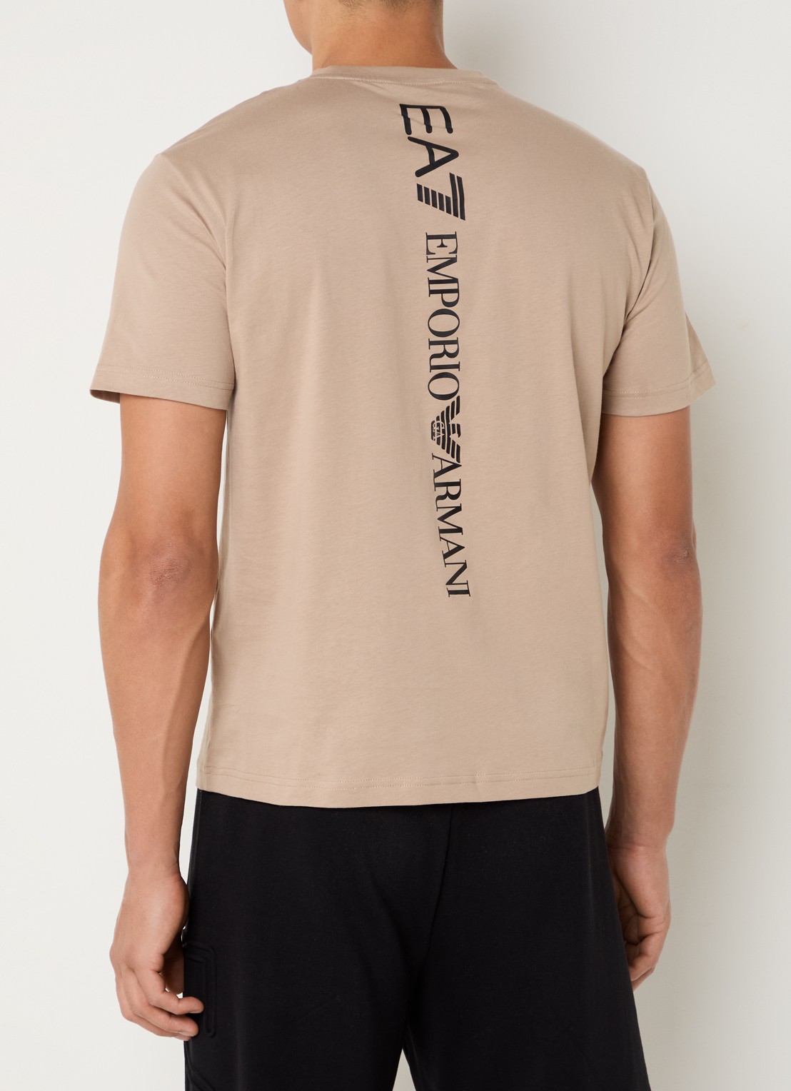 Armani T-shirt met logo- en backprint - detail 4 camel