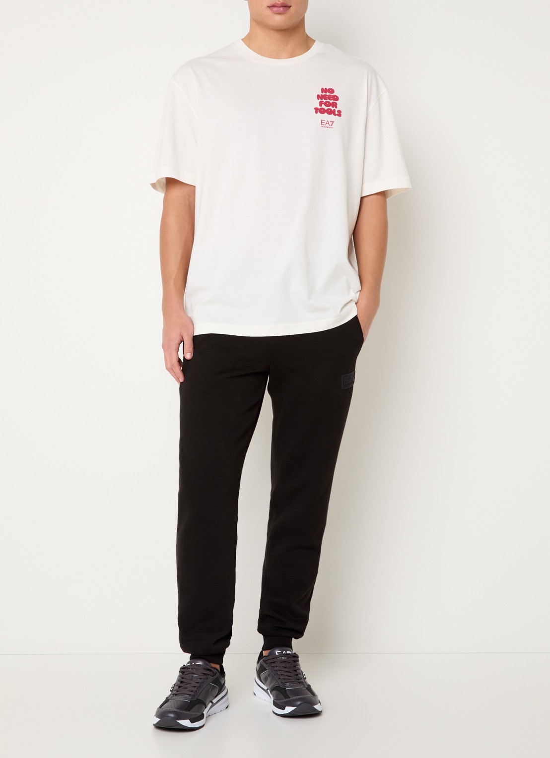 Armani T-shirt met logo- en backprint - voorkant 2 creme