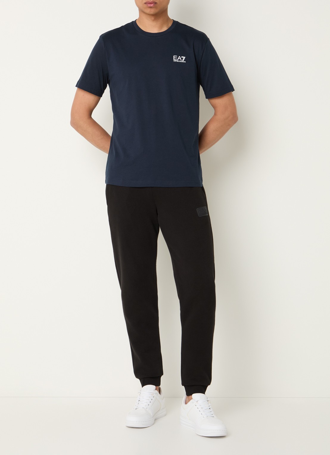 Armani T-shirt met logo- en backprint - voorkant 2 donkerblauw
