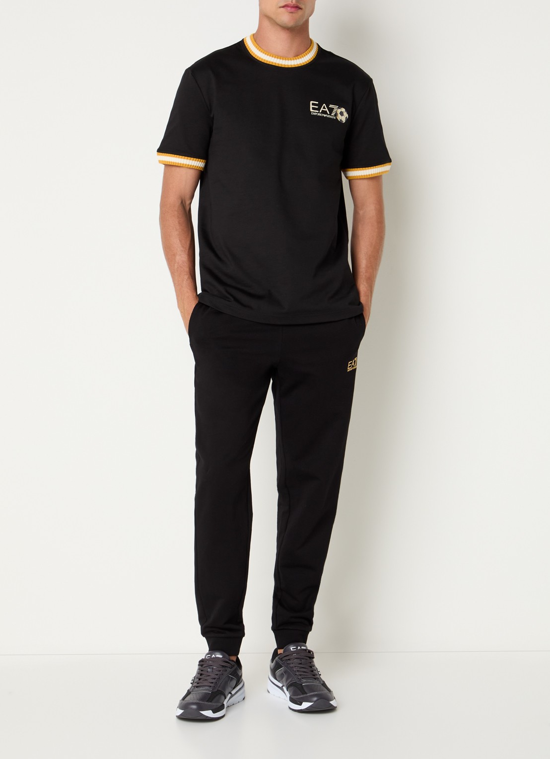 Armani T-shirt met logo- en backprint - voorkant 2 zwart