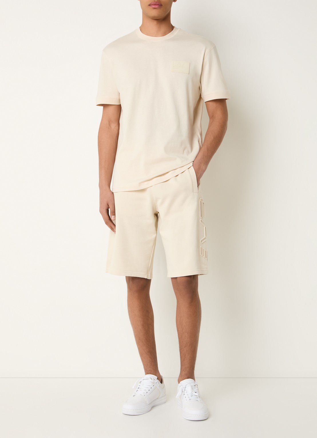 Armani T-shirt met logo - voorkant 4 beige