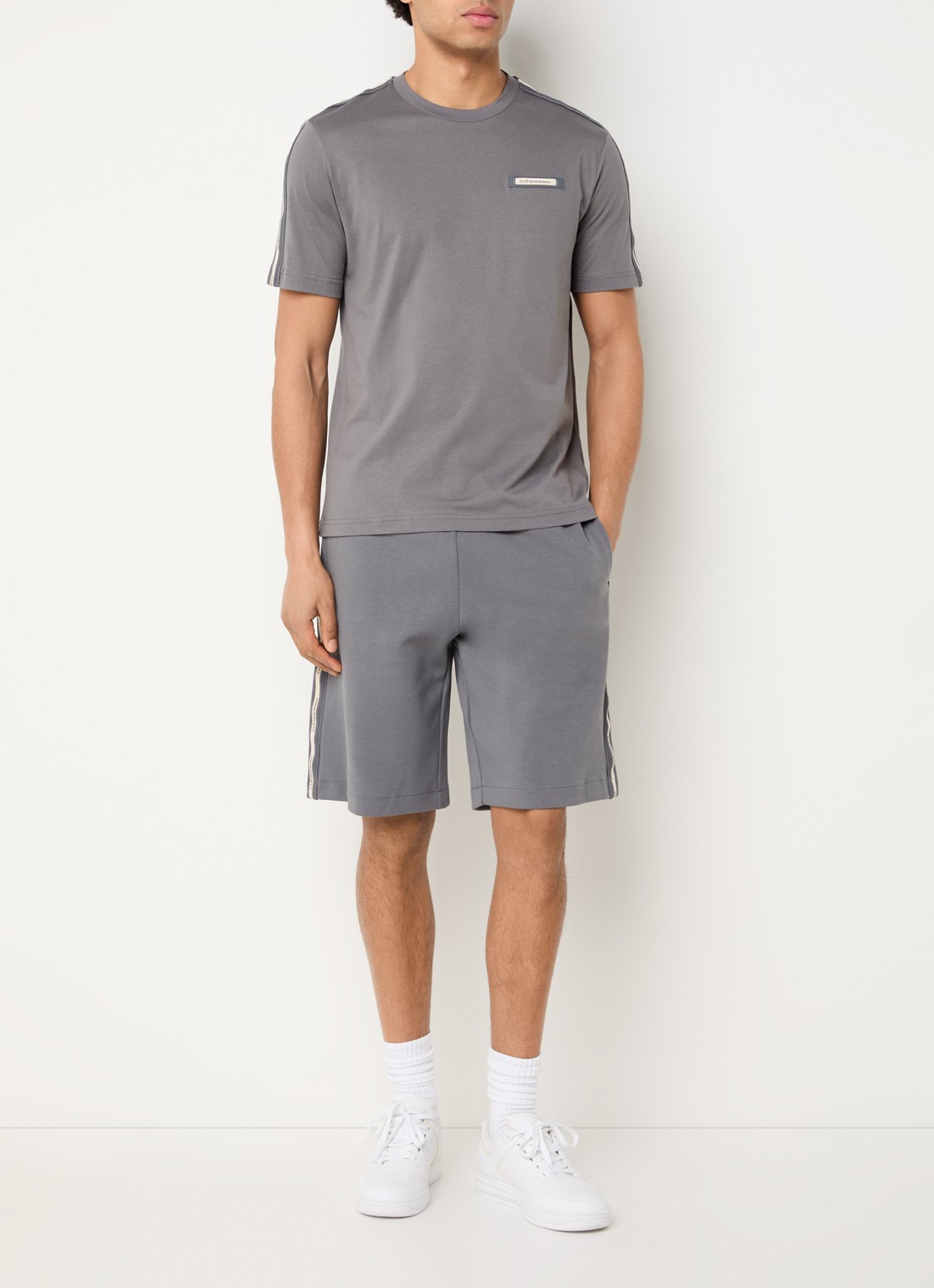 Armani T-shirt met logoband - voorkant 2 khaki