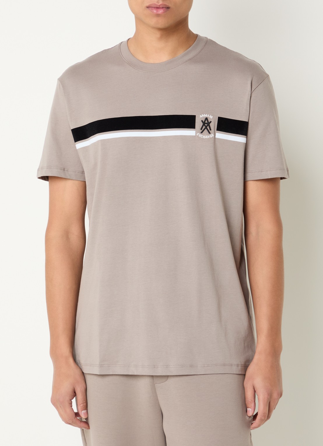 Armani T-shirt met logoborduring - detail zand