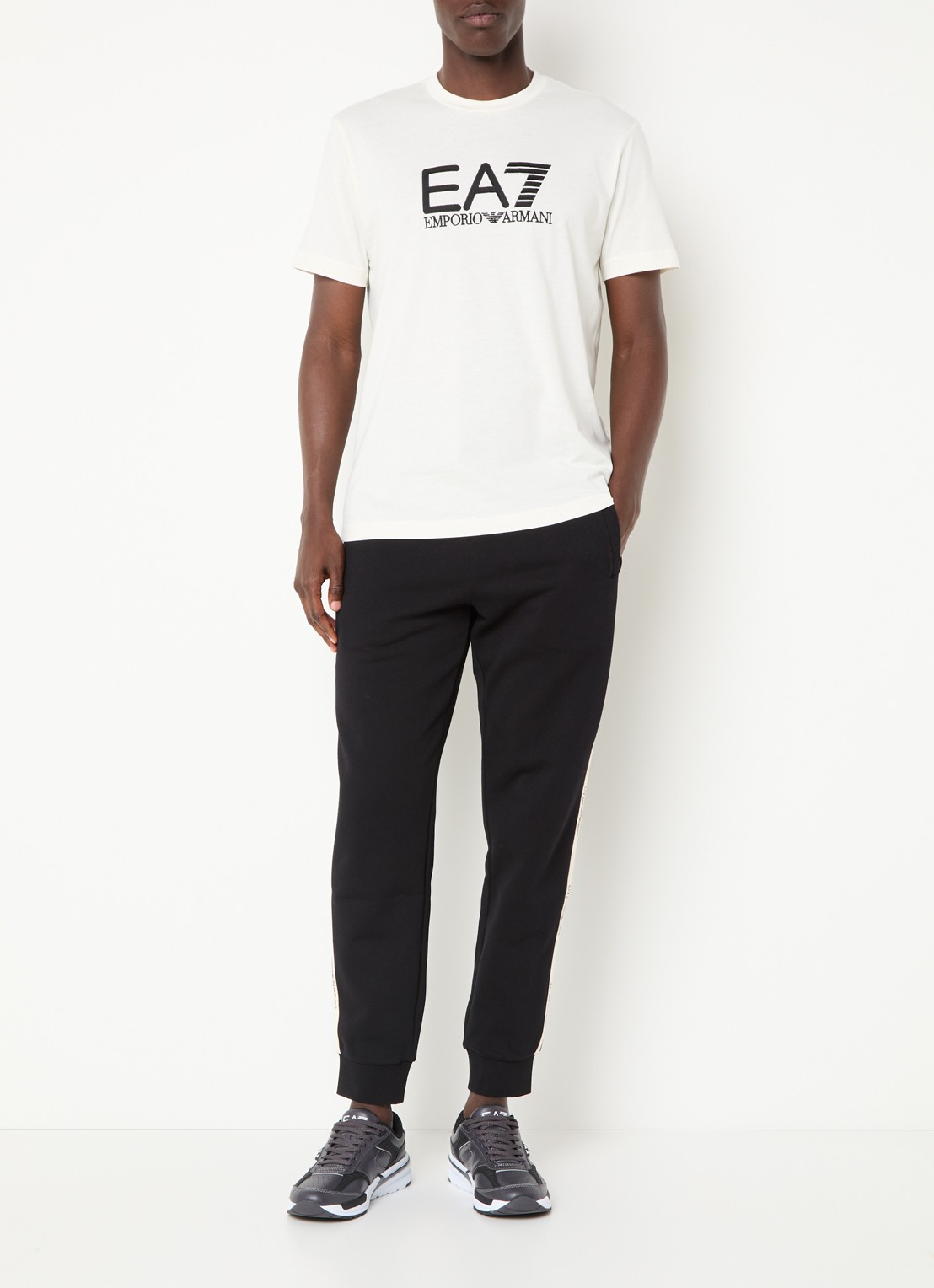 Armani T-shirt met logoborduring - voorkant 4 creme