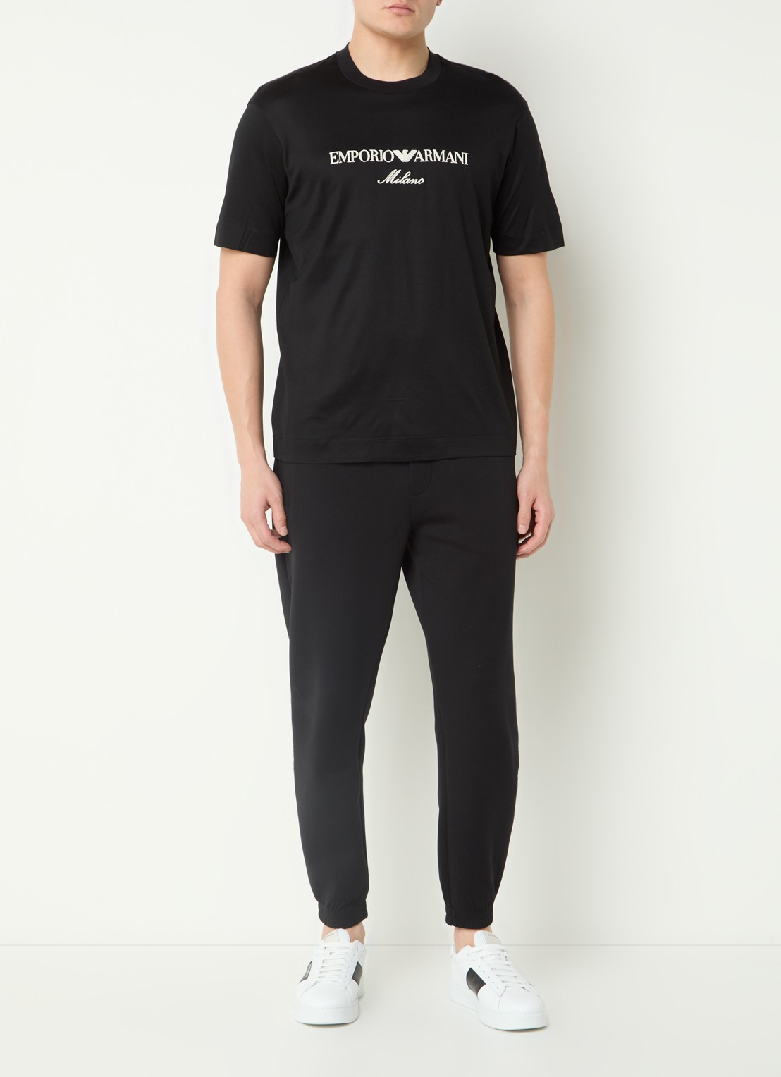Armani T-shirt  met logoborduring - voorkant 3 zwart