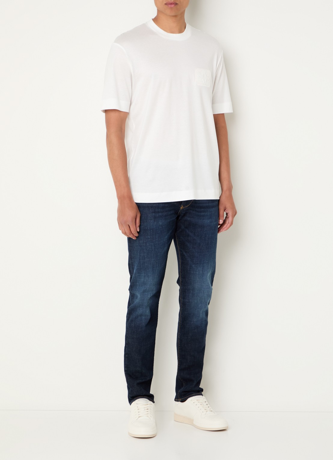 Armani T-shirt met logoborduring - voorkant 3 wit