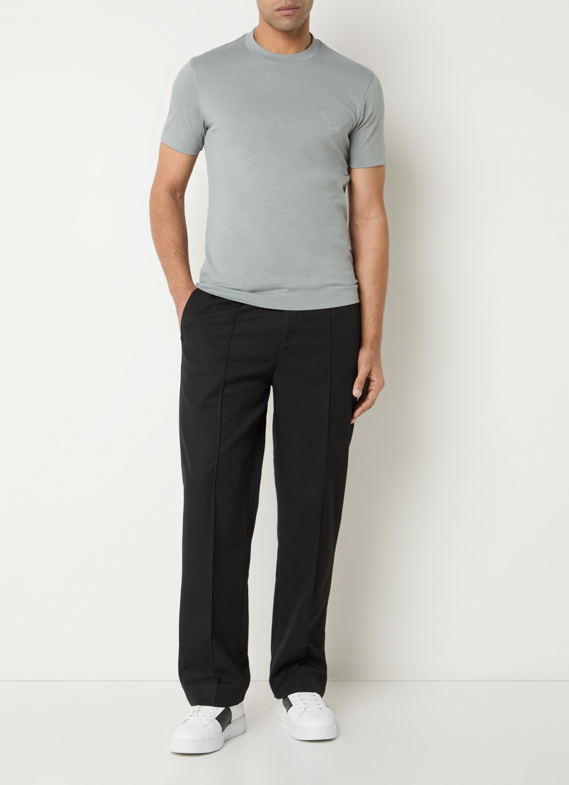 Armani T-shirt met logoborduring - voorkant 2 lichtgrijs