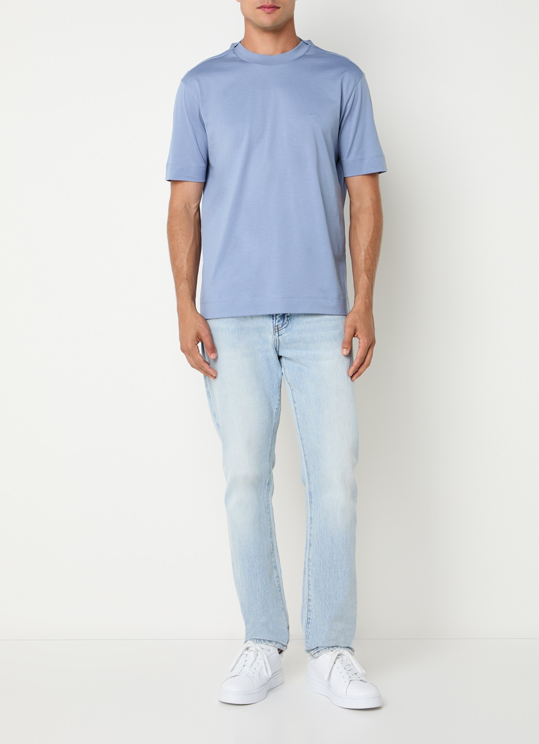 Armani T-shirt met logoborduring - voorkant 3 ivoor