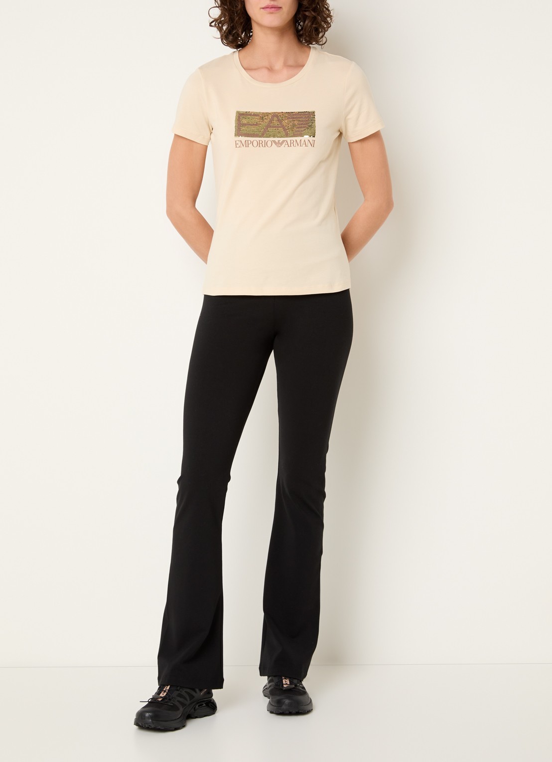 Armani T-shirt met logoprint en pailletten - voorkant 3 beige