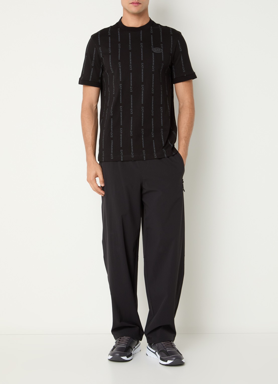 Armani T-shirt met logoprint - voorkant 2 zwart