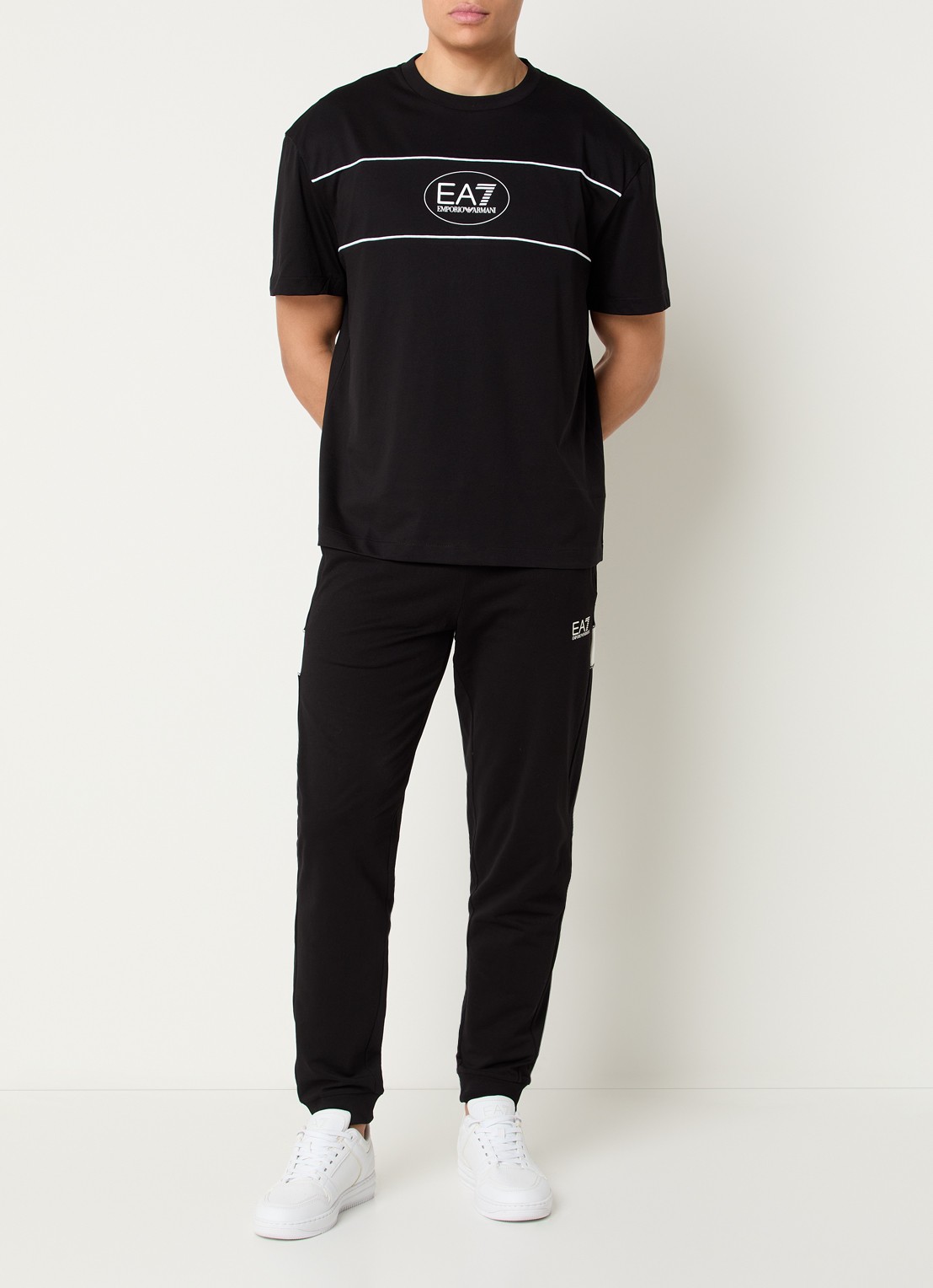 Armani T-shirt met logoprint - voorkant 2 zwart
