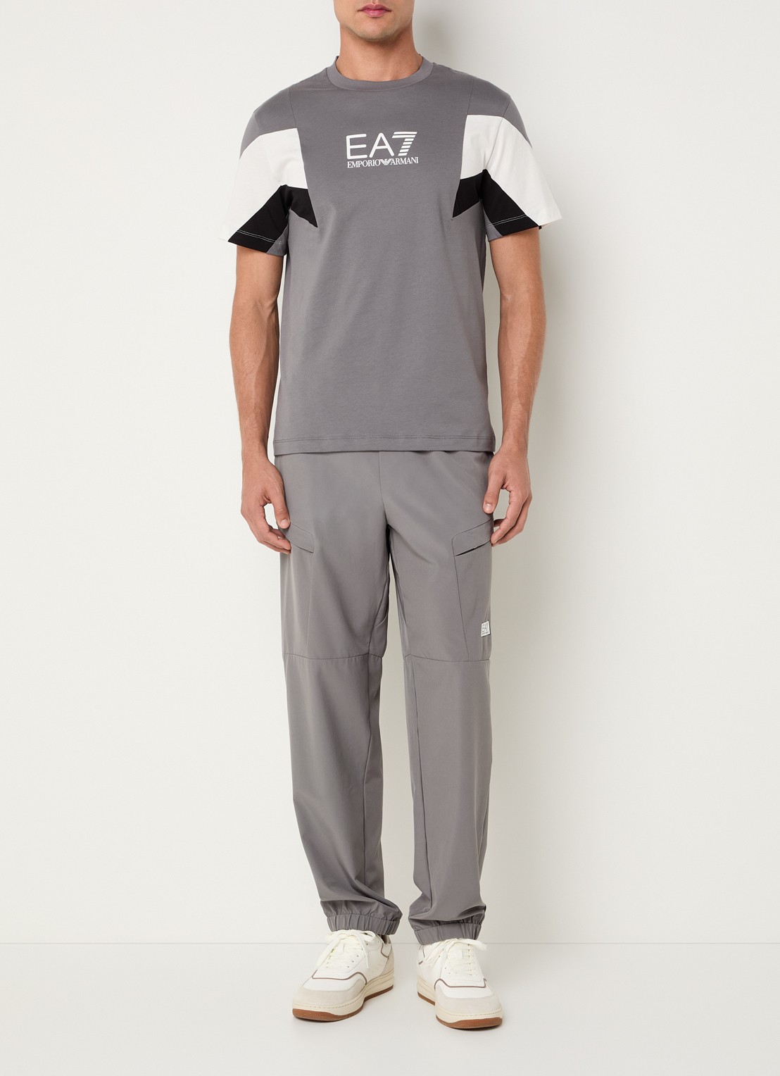 Armani T-shirt met logoprint - voorkant 2 grijs