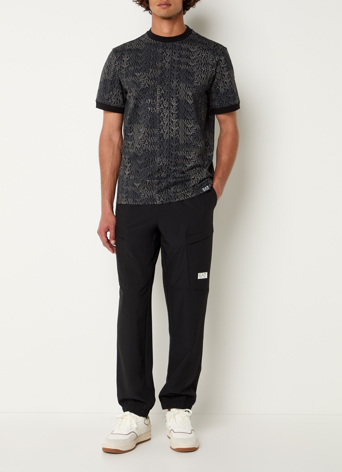 Armani T-shirt met logoprint - voorkant 3 zwart